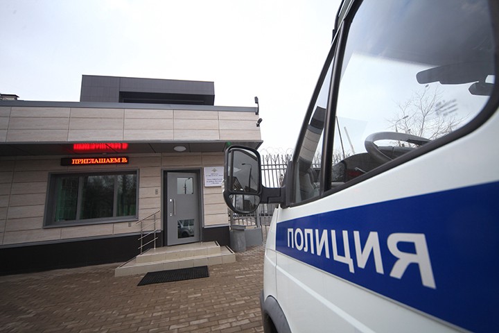 Горе-грабитель похитил у пенсионерки банковскую карту без денег на западе столицы