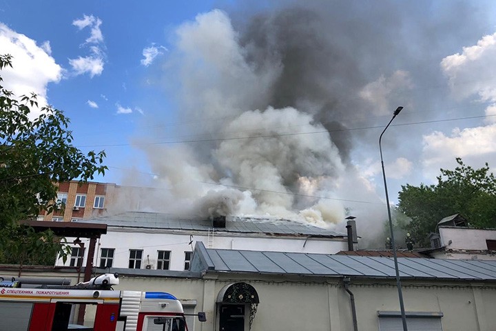 Нежилое здание загорелось в центре Москвы