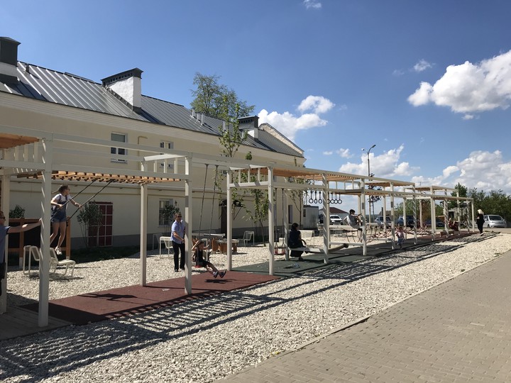 Зона отдыха для взрослых и детей на Красноармейской улице