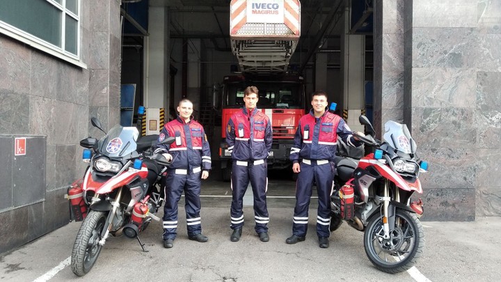 Из юриста — в байкеры-пожарные. Как работает специальный отряд московских спасателей