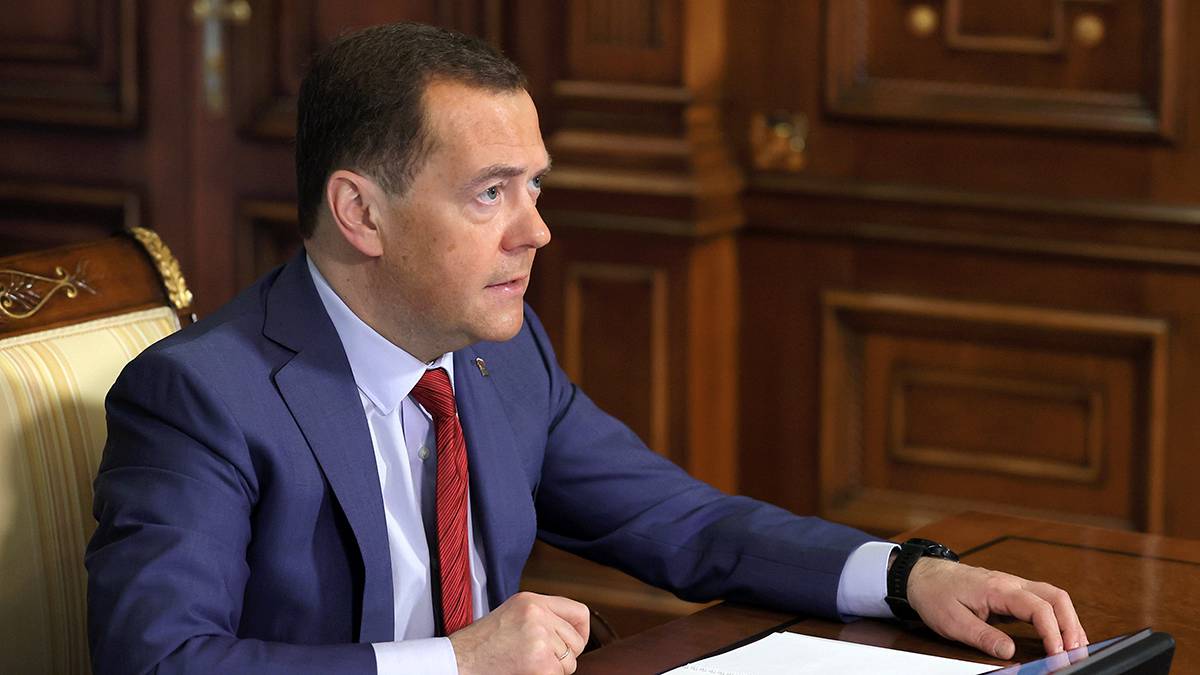 «Беззастенчиво врет»: Медведев прокомментировал отрицание Apple сотрудничества с разведкой США