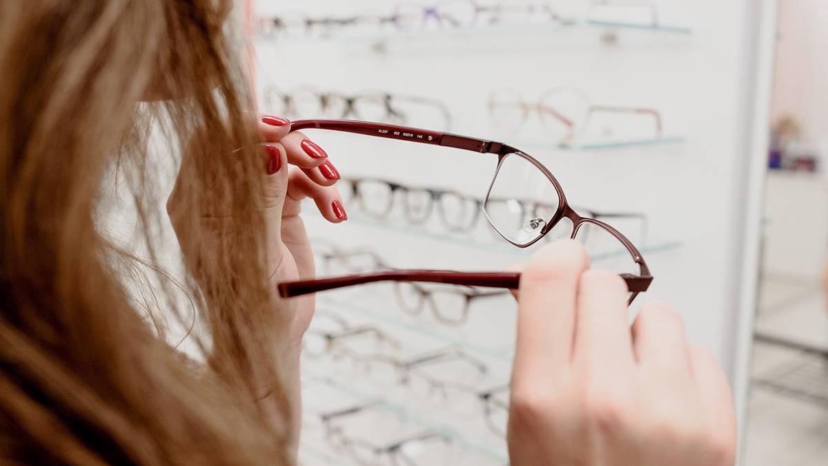 Экономист Холод предупредил россиян о росте цен на очки, линзы и другие средства для зрения