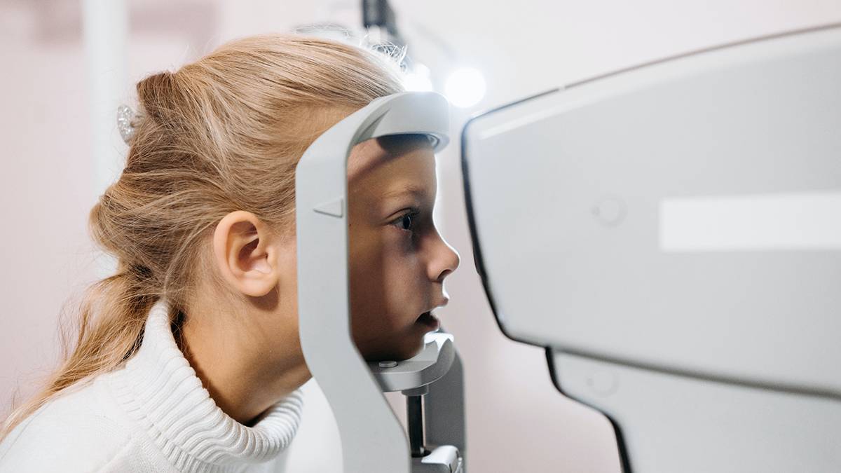 Петербургские офтальмологи бесплатно обследуют детей с подозрением на отслоение сетчатки