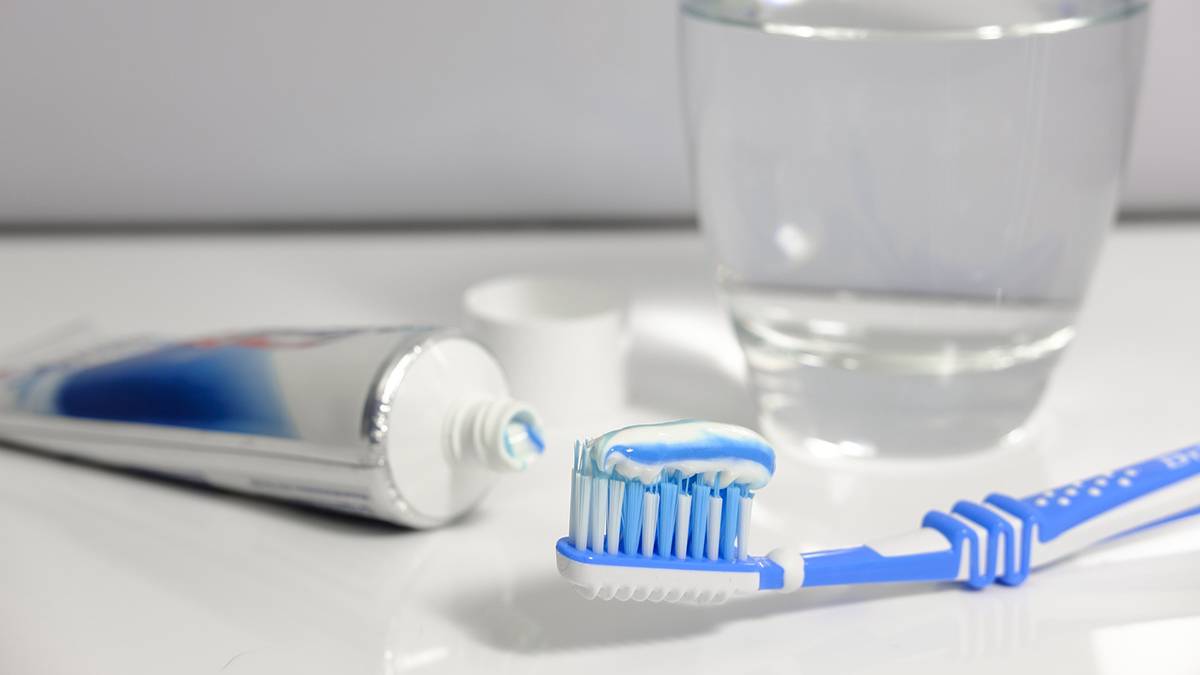 Стоматолог Золотницкий рассказал о важности чистки зубов до завтрака