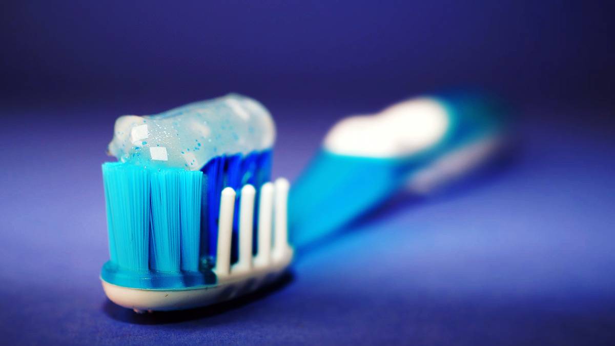 Домохозяйкам посоветовали мазать обувную подошву зубной пастой для чистоты