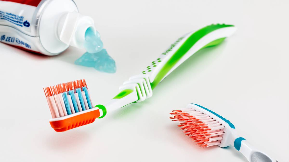 Стоматологи рассказали, каких компонентов не должно быть в зубной пасте 