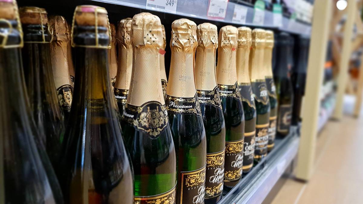 Шампанское в России за год подорожало на 6,25 процента