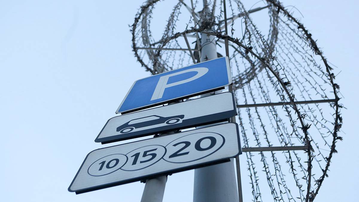 Москвичам напомнили о бесплатной парковке на всех улицах столицы до 25 февраля