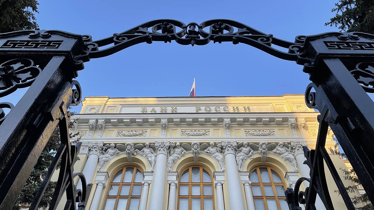 ЦБ: Россияне купили валюту на рекордные 237 миллиардов рублей в июле