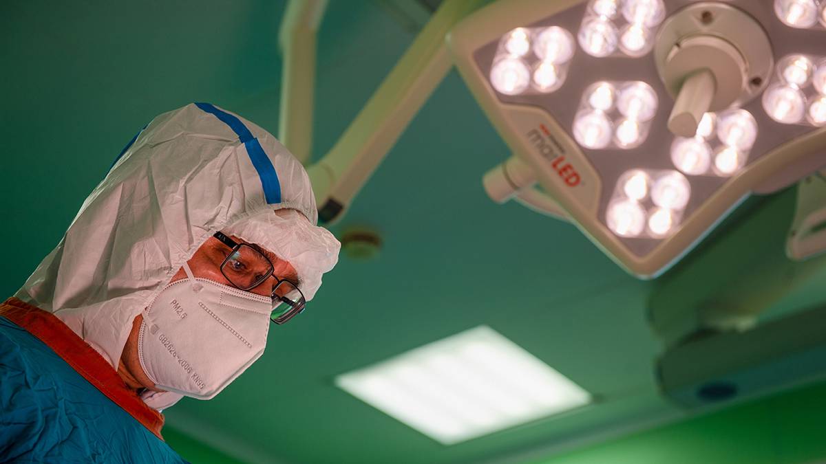Хирурги НИИ имени Джанелидзе спасли пациента с шурупом в голове