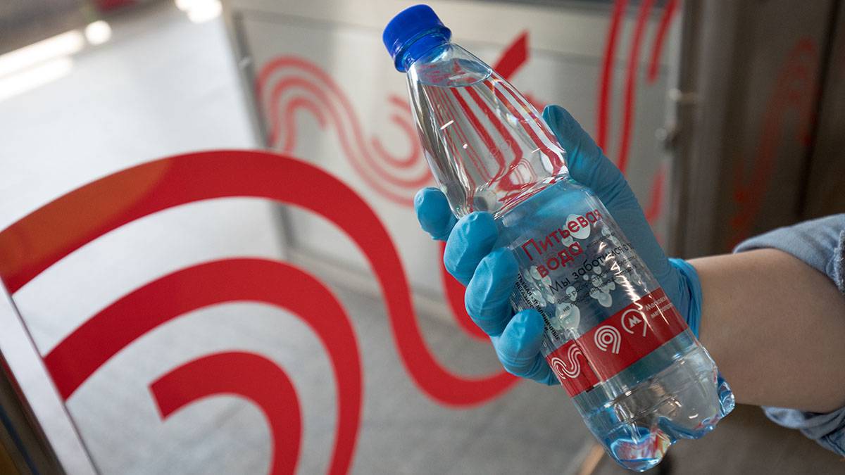 Бесплатную воду начали раздавать еще на двух станциях метро Москвы