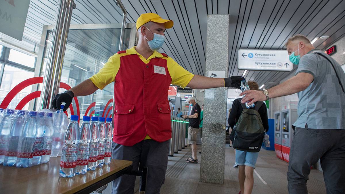 Раздача воды началась еще на трех станциях метро Москвы из-за жары