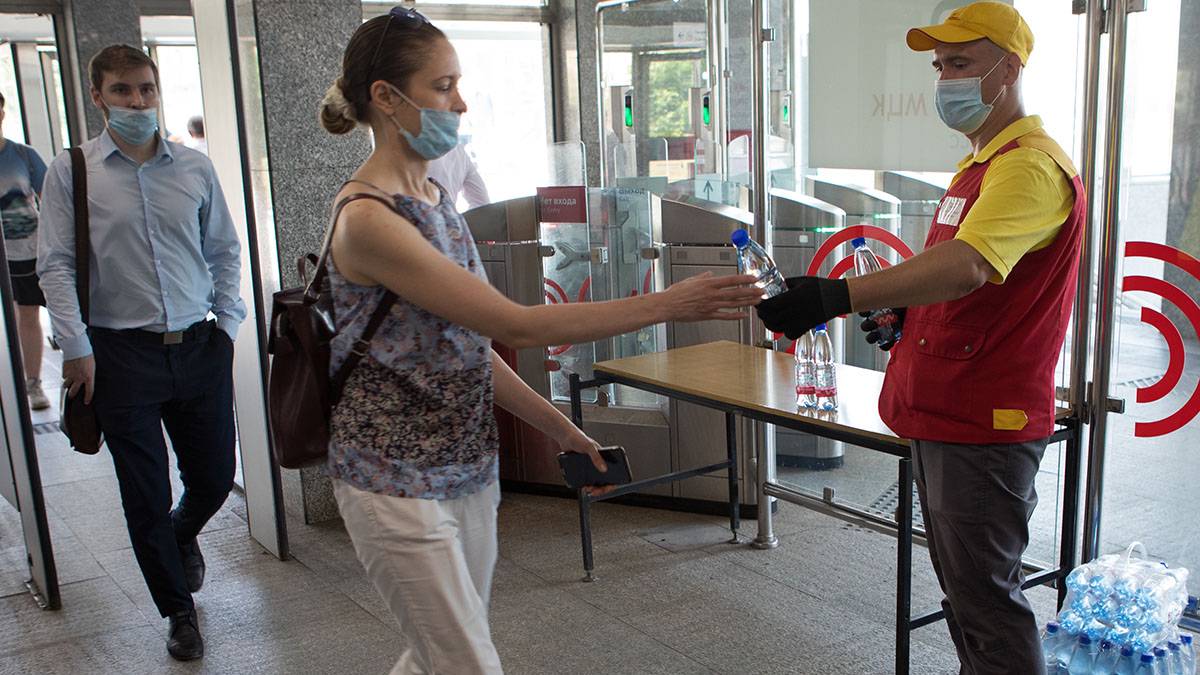 Бесплатную воду начали раздавать на восьми станциях московского метро из-за жары