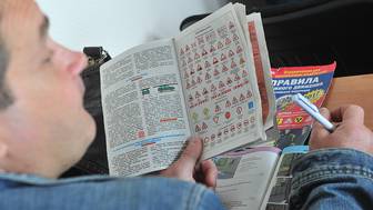 ТАСС: Будущих водителей, которые не сдали практику, обяжут пересдавать теорию