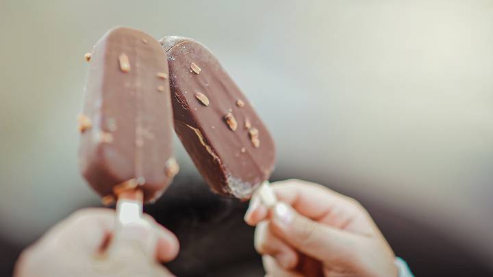 Врачи назвали шесть продуктов, которые «крадут» красоту кожи и волос