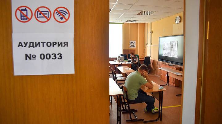 Свыше 67 тысяч учеников написали итоговое сочинение в Москве