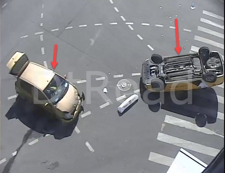 Автомобиль такси перевернулся в результате ДТП на севере Москвы