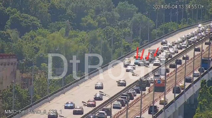 ДТП с участием четырех автомобилей заблокировало движение на мосту Лужники в Москве