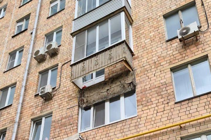 С фасада жилого дома на Ленинском проспекте рухнул фрагмент балкона