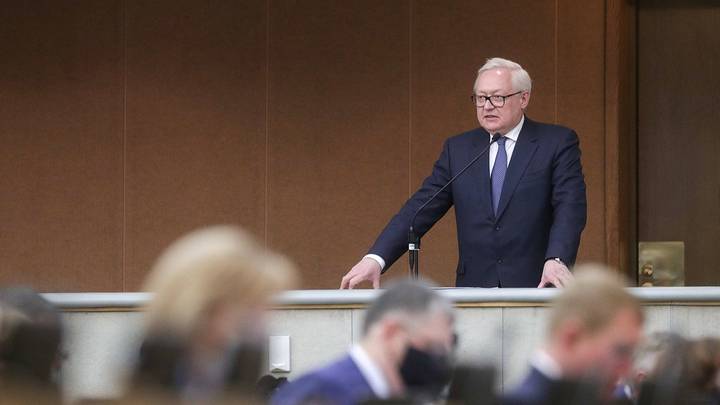 Курс рубля резко упал после заявлений Рябкова о переговорах с НАТО