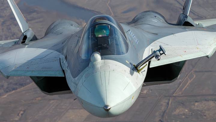 Модернизированный самолет пятого поколения Су-57 совершил первый полет