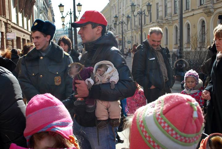 Обезьяну, попугая — вот компания какая… Что скрывается за уличными фотосессиями с животными