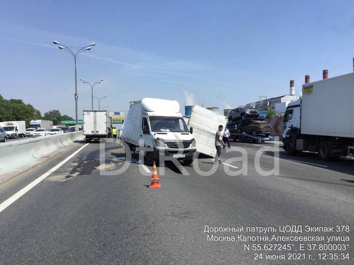 Движение сильно затруднено на 17-м километре МКАД из-за столкновения двух грузовиков