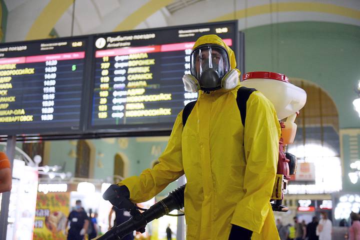 Сотрудник Центра по проведению спасательных операций особого риска «Лидер» лейтенант Дмитрий Лусикян обрабатывает перрон Казанского вокзала. Притормозить прибытие и отбытие поездов даже ради дезинфекции невозможно, поэтому приходится ловить моменты между посадкой и высадкой пассажиров