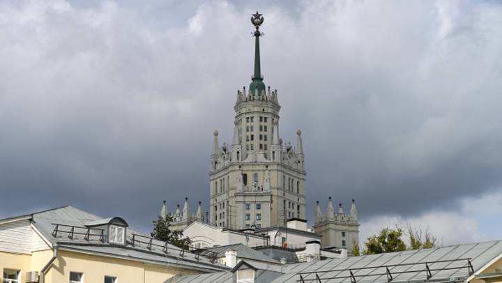 «Пир помпезности»: кто живет в сталинских высотках и почему советский стиль снова в тренде