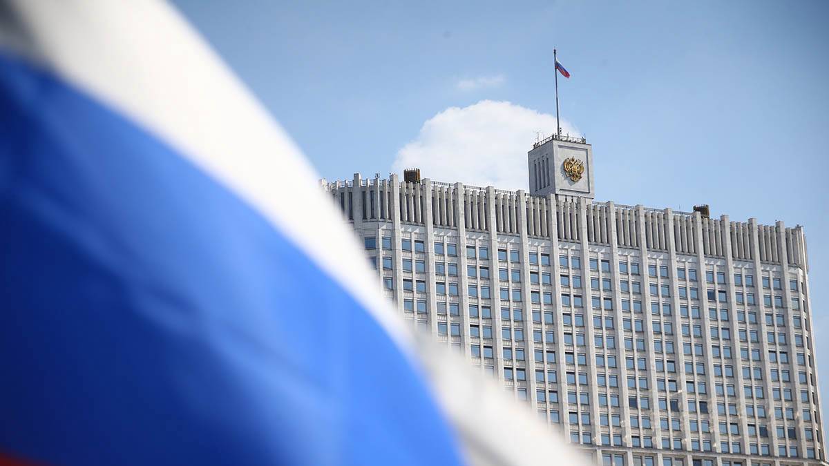 Масочный режим временно введут в Доме правительства РФ