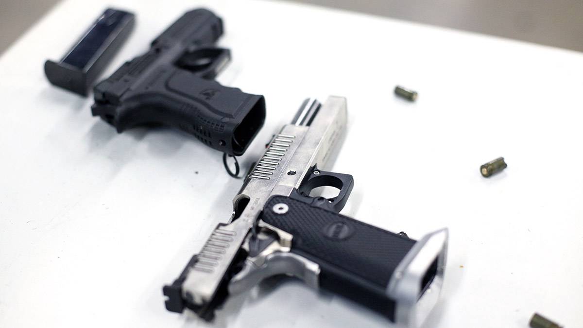 В Госдуме сообщили, что преступник мог использовать два пистолета во время стрельбы в Ижевске