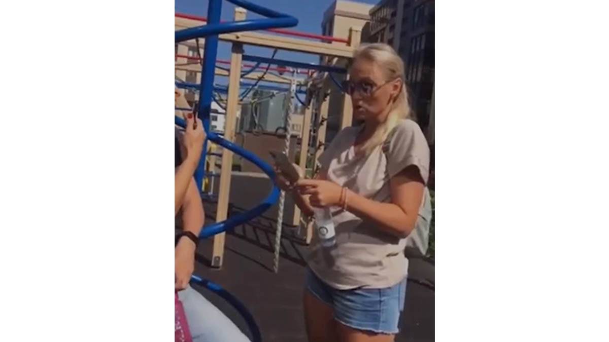 Женщина выгнавшая детей. Ребёнка уволят с площадки. Выгоняют ребёнка инвалиды. Санкт Петербург выгнали ножом детская площадка.