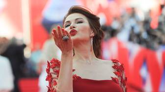 Актриса Эвелина Бледанс призвала поздравлять всех мужчин 23 февраля