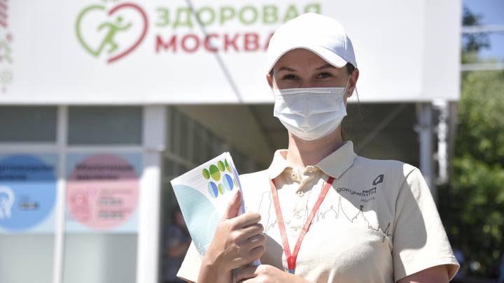 Волонтер Светлана Сухарева встречает желающих вакцинироваться у павильона «Здоровая Москва» в Бутовском парке