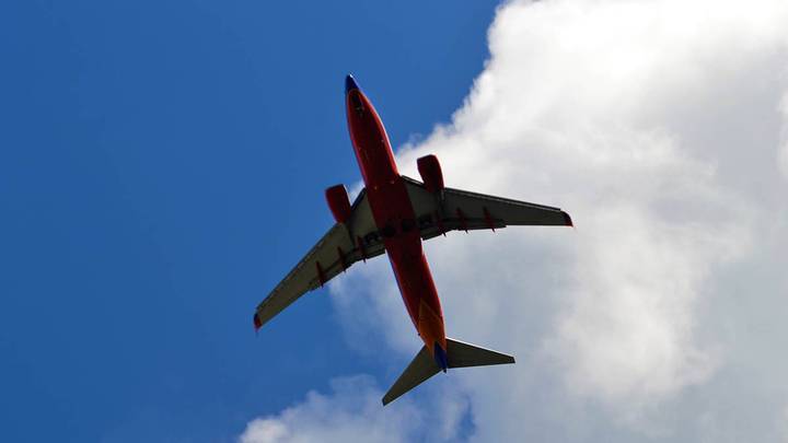 Пассажирский Boeing совершил аварийную посадку в Южно-Сахалинске