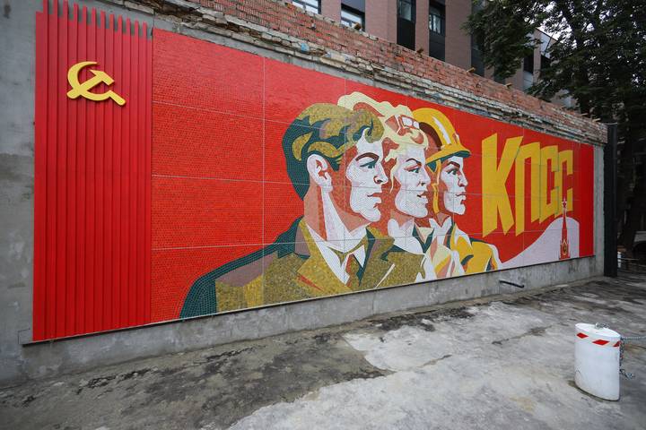 Реставраторы-активисты восстановили символ электродного завода 