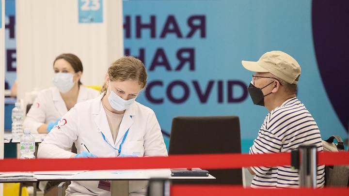 Пять вопросов про вакцинацию. Ведущие врачи и эксперты рассказали, как организм реагирует на прививку