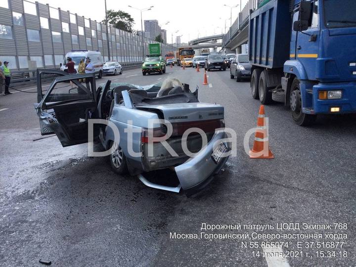 Движение на Зеленоградской улице ограничили до одной полосы из-за ДТП