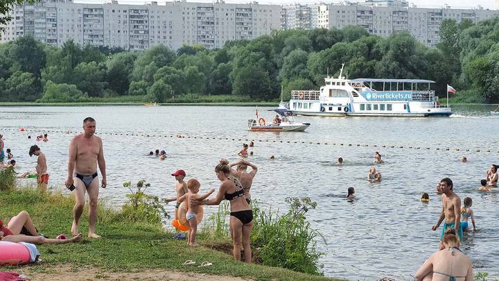 Жителям Подмосковья напомнили, как научить ребенка правилам безопасности на воде