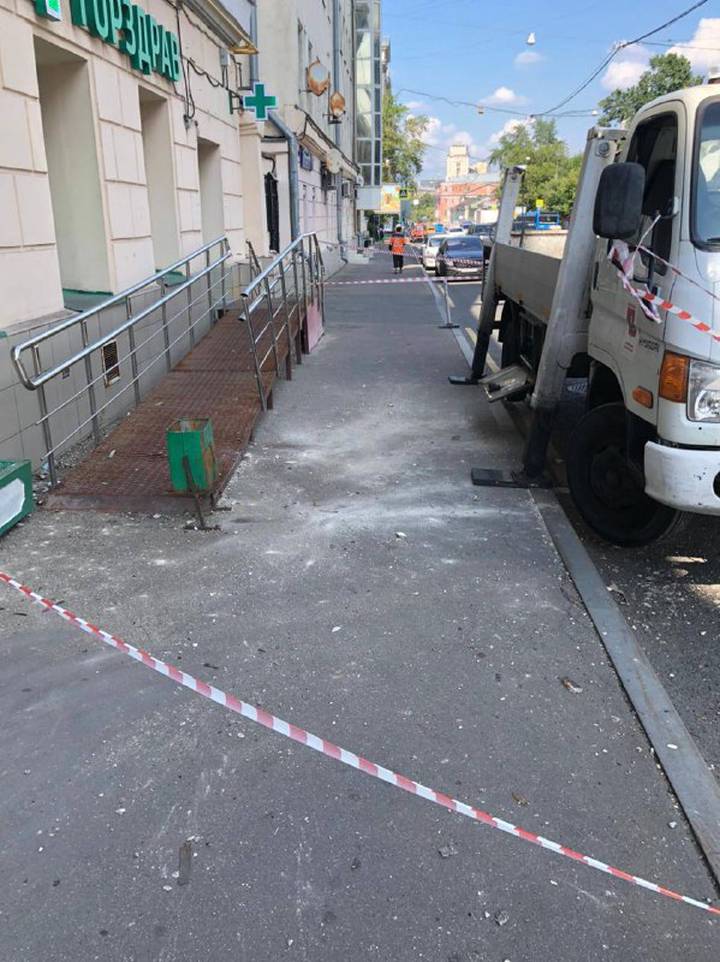 Обрушение части фасада дома произошло в Басманном районе Москвы