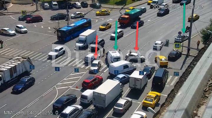 Два автомобиля столкнулись на Бутырской улице в Москве