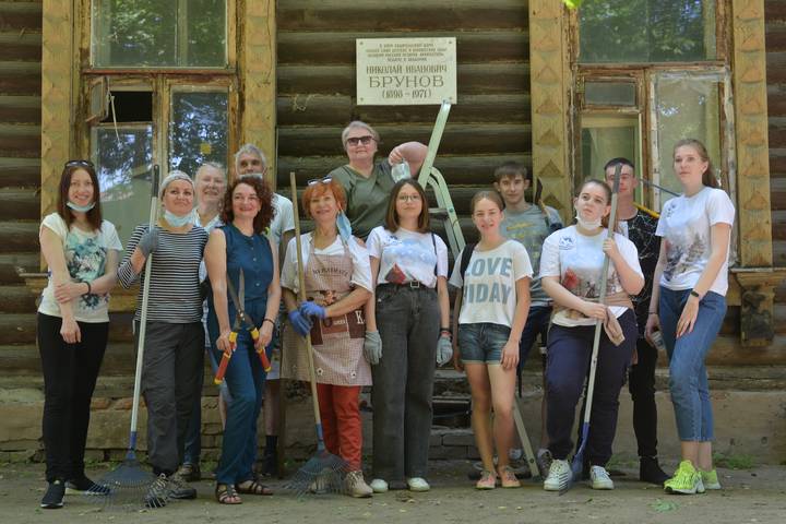 Волонтеры собрались на субботник, чтобы привести территорию около памятника архитектуры в порядок: скосить траву и убрать мусор. Их работа позволяет старинным зданиям сохранять приемлемый внешний вид до тех пор, пока не найдутся инвесторы, которые помогут в реставрации