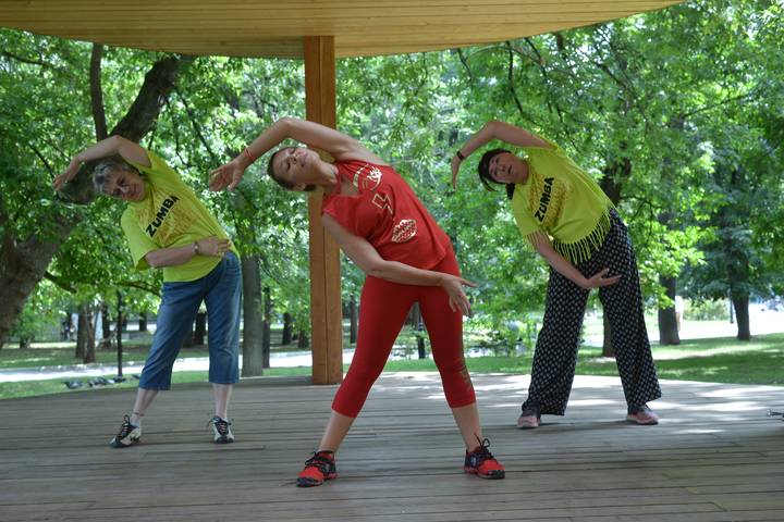 Участницы программы «Московское долголетие» (слева направо) Валентина Ширяева, Виктория Янчева и Ирина Воскресенская во время разминочной тренировки на занятиях по скандинавской ходьбе в Саду имени Баумана