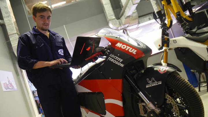 Заведующий лабораторией Smart Moto Center Центра московского инжиниринга Московского политеха Семен Земцев работает над модернизацией мотоцикла MIG R. Электробайк сможет ездить не только по льду, но и по городским дорогам