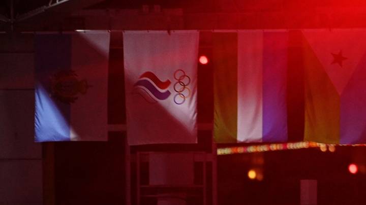 Флаг команды Олимпийского комитета России среди флагов стран-участниц XXXII летних Олимпийских игр / Фото: РИА Новости