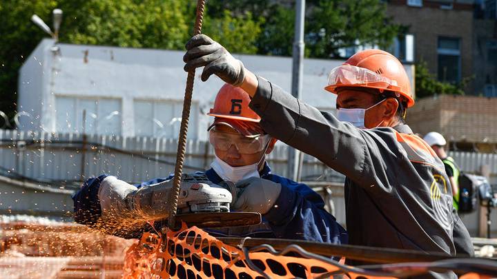 Масштабная стройка: более 15 регионов России взяли шефство над разрушенными районами Донбасса