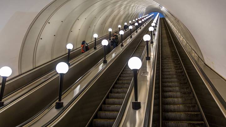 Эскалатор в переходе со станции метро «Курская» на салатовую ветку закроют на ремонт с 6 июля