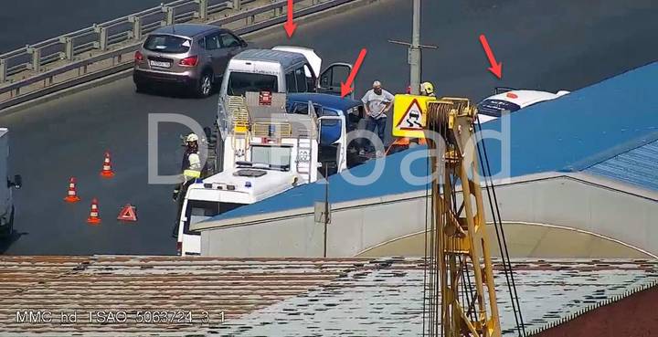 Три автомобиля столкнулись на Хорошевской эстакаде в Москве