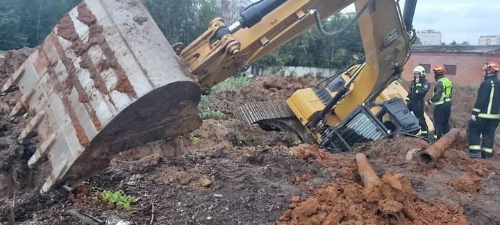 Один человек погиб из-за перевернувшегося экскаватора на западе Москвы