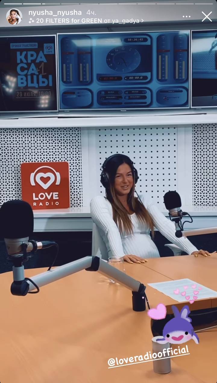 Беременная Нюша показала фигуру в облегающем платье